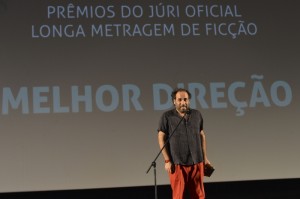 Michael Wahrmann recebe o prêmio de melhor diretor pelo filme Avanti Popolo, no 46º Festival de Brasília do Cinema Brasileiro. Foto de Valter Campanato/ABr