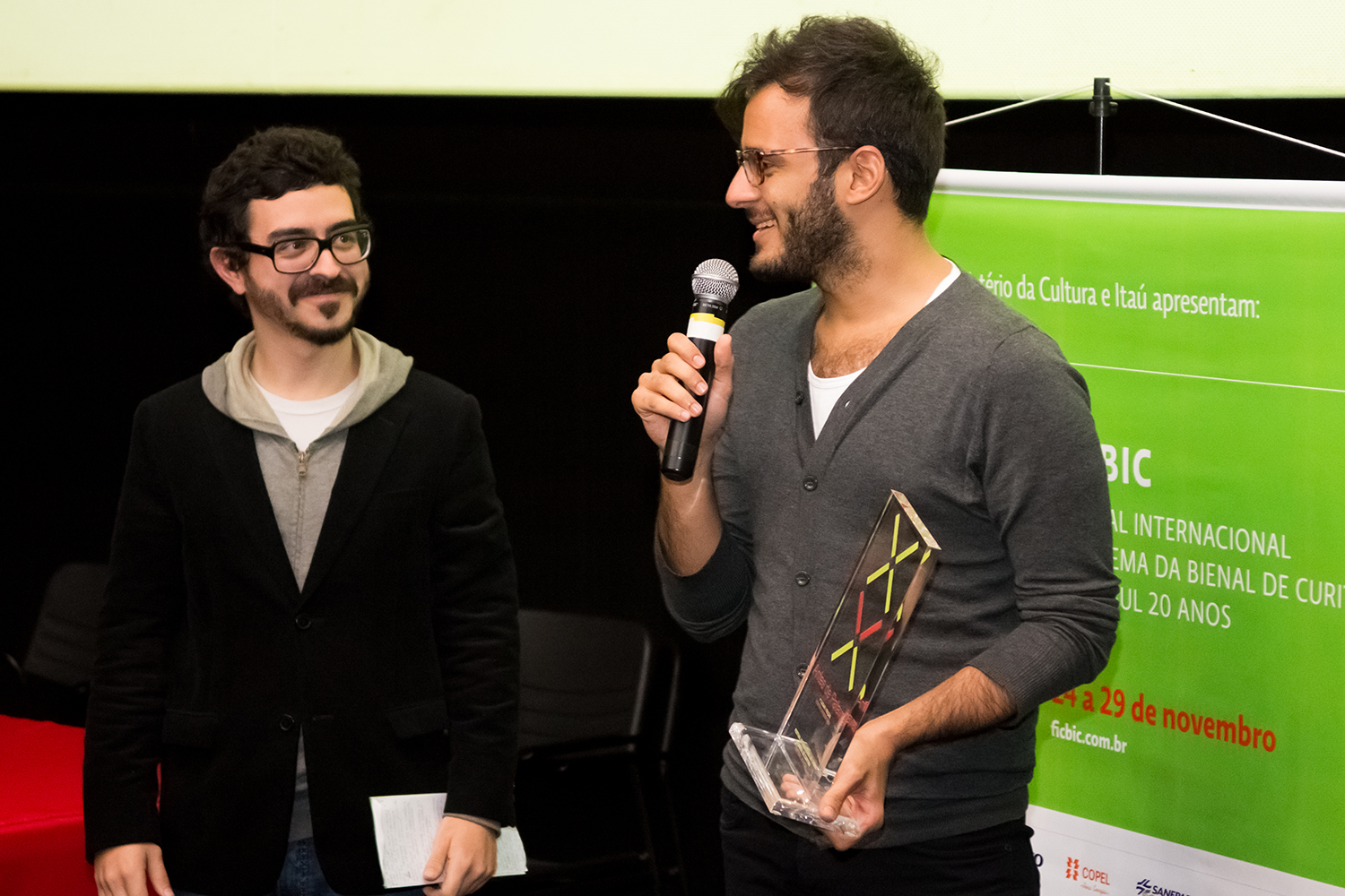 Diego Carvalho Sá recebendo prêmio na categoria Melhor Ficção, no FICBIC 2013.