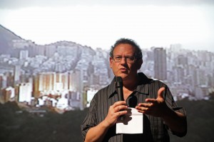 Julio Wainer mostrando e comentando trechos de "Santo Forte"