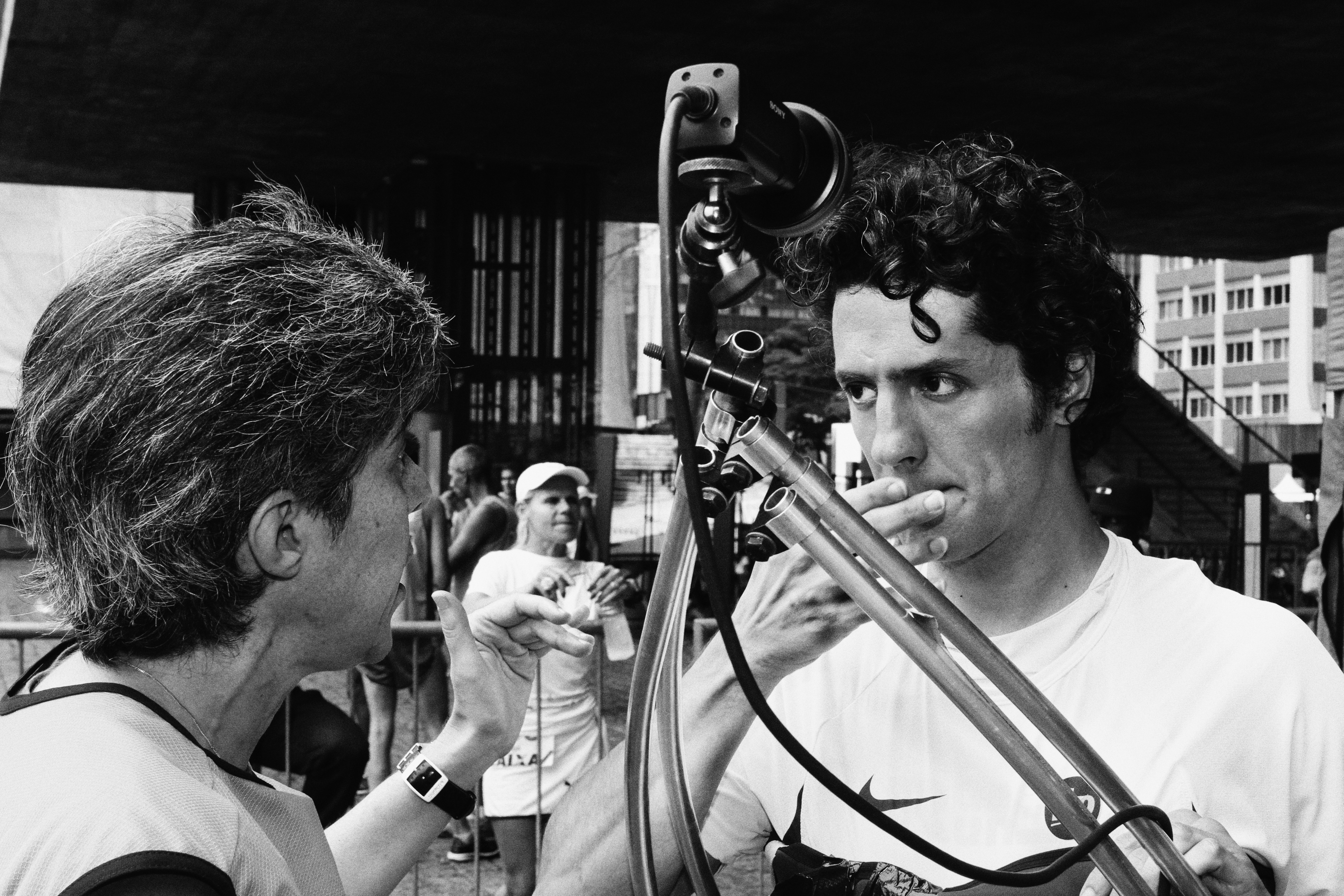 A cineasta Lina Chamie e o ator Fernando Alves Pinto em gravação do documentário "São Silvestre" / foto: Edu Tarran