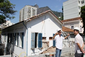 Ricardo Bonnet, arquiteto responsável pelo projeto da AIC Rio de Janeiro, ainda no começo da obra do estúdio. 