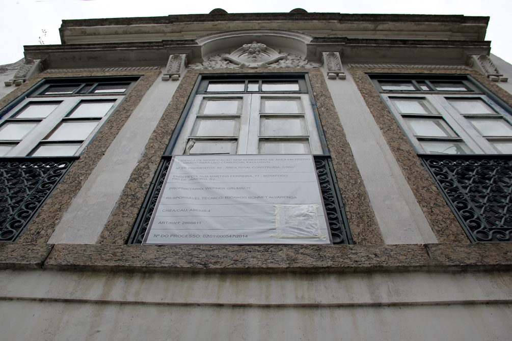Fachada da casa (ainda sem pintura), construída em 1939, tombada historicamente, pelo estado do Rio de Janeiro. 