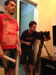 O diretor Guilherme Andrade e o diretor de fotografia Paulo Fischer, durante as gravações do curta.