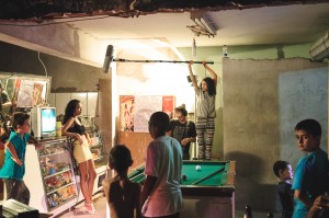 A ex-aluna Isadora Maria Torres e o Diretor de Som Leonardo Bortolin, captando o som direto durante as gravações do curta. foto: Michael Willis